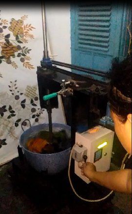 Mahasiswa ITS Ciptakan Mesin Pelorod Batik Semi Otomatis di Eks Lokalisasi Dolly