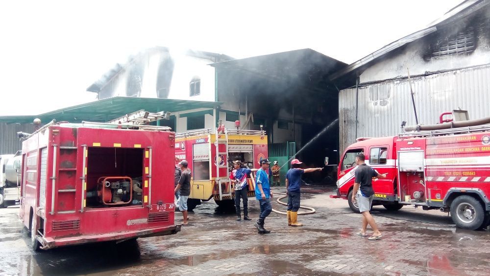 Api Tak Kunjung Padam, Gudang Pabrik Sepatu di Mojokerto Mulai Ambrol