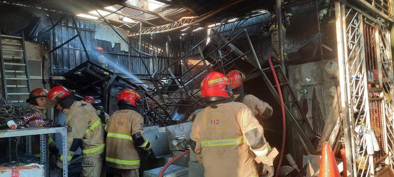 Diduga Korsleting Listrik, Gudang Laboratorium Surabaya Terbakar