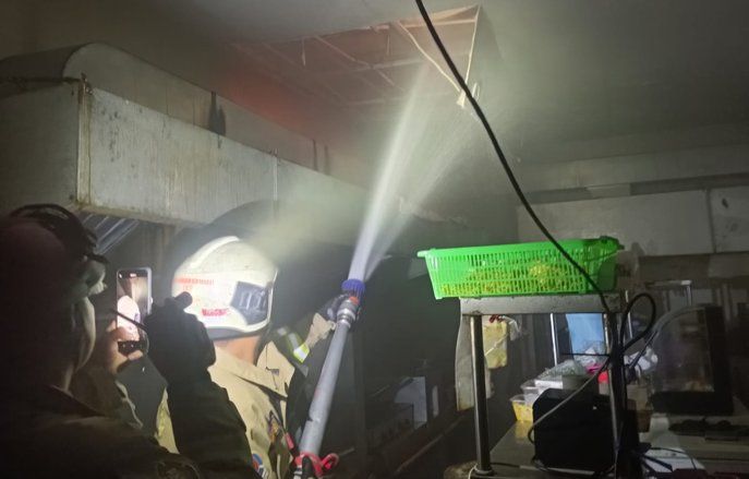 Atap Dapur Resto di Wiyung Surabaya Terbakar, Kerugian Puluhan Juta