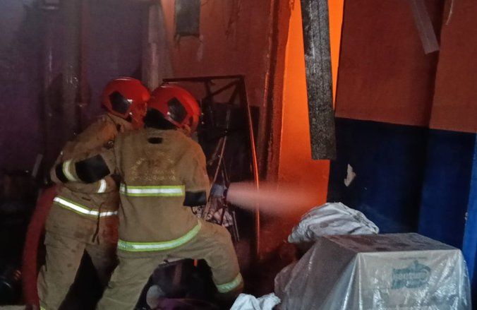Toko Sembako di Putat Jaya Surabaya Ludes Terbakar, Satu Kios Lain Terdampak