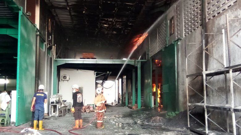Gudang Pabrik Sepatu di Mojokerto Terbakar, 3 Bangunan Terdampak