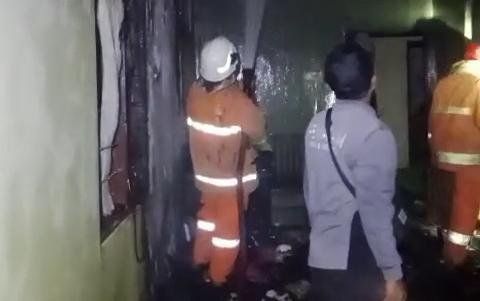 Diduga Korsleting Listrik, Rumah Warga di Mojokerto Hangus Terbakar