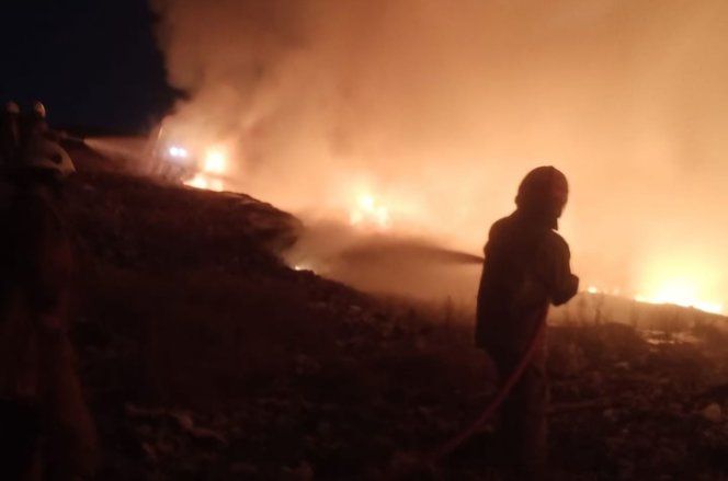 Pemadaman Kebakaran TPA Benowo Terkendala Tumpukan Sampah