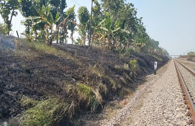 Jerami Terbakar di Dekat Rel Berisiko Hambat Perjalanan Kereta Api