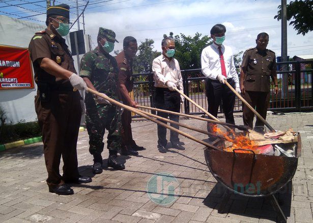 Kejari Kabupaten Madiun Musnahkan Barang Bukti yang Didominasi Kasus Narkotika