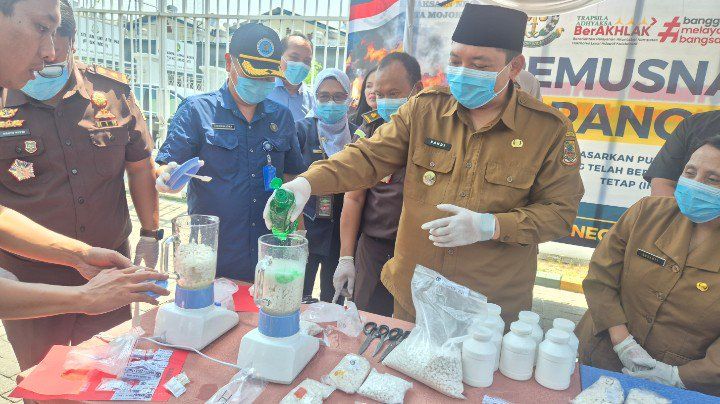 Ribuan Pil dan Ratusan Gram Sabu Dimusnahkan Kejari Mojokerto
