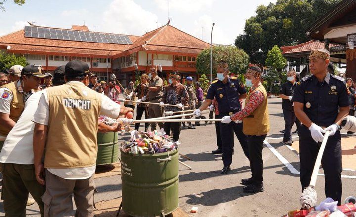Momentum HUT Mojokerto, Pemkab Musnahkan Rokok Ilegal Rp16,6 Miliar