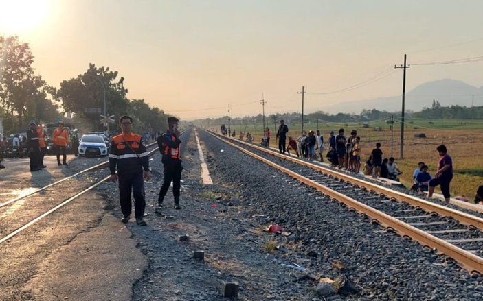KA Logawa Tertabrak Truk, Sejumlah Perjalanan Kereta Terlambat
