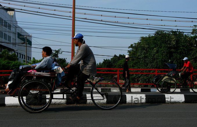 Pemkot Angkat Kemiskinan Penarik Becak