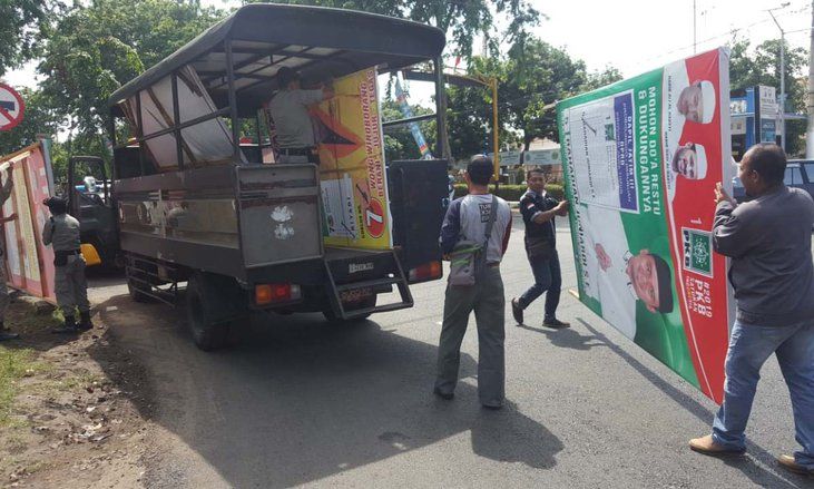 Tim Gabungan Copot Paksa APK yang Melanggar