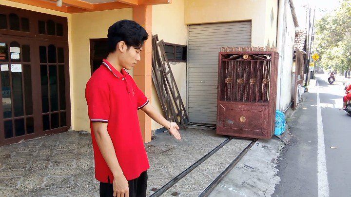 Terekam CCTV, Dua Maling Gasak Motor Pelanggan di Toko Roti Chi2 dalam Waktu Tiga Menit