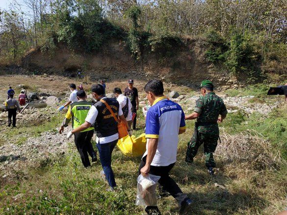 Mayat Perempuan Penuh Luka Ditemukan di Bawah Jembatan