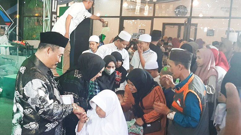 Pengusaha Kafe di Gresik Sueb Abdullah Santuni Ratusan Anak Yatim