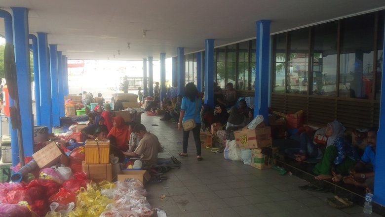 Ratusan Penumpang Terlantar di Pelabuhan Tanjungwangi Berangkat Besok