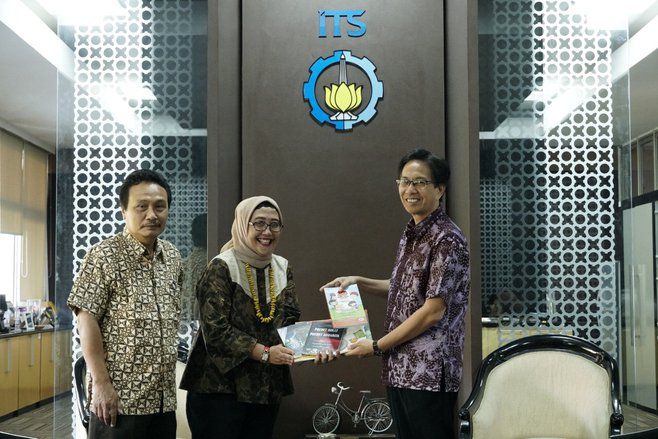Anak-anak Taman Baca Lahirkan Buku Tentang Dolly