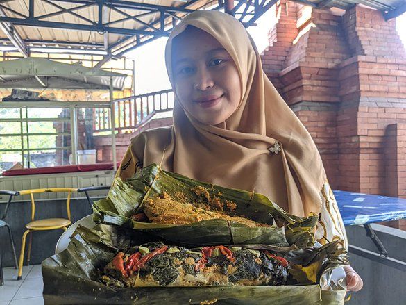 Cipta Rasa, Siswi SMK PGRI Sooko Bikin Olahan Pepes Bandeng Daun Singkong-Kates