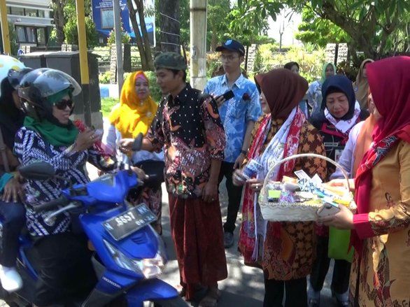 Perajin Probolinggo Bagi-bagi Batik kepada Pengguna Jalan di Pantura