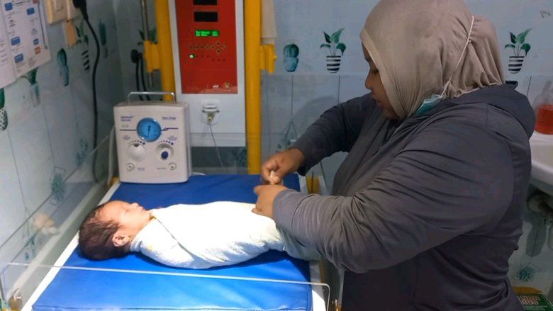 Bayi Ditemukan dalam Laci Rombong Pentol, Polisi Buru Orang Tuanya