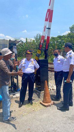 Cegah Kecelakaan, Dishub Lamongan Pasang Dua Palang Pintu Perlintasan Kereta Api
