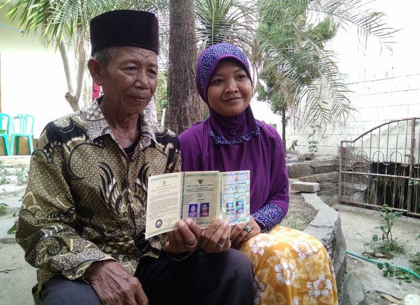 Bertemu di Hutan, Pasangan Beda 41 Tahun Resmi Menikah