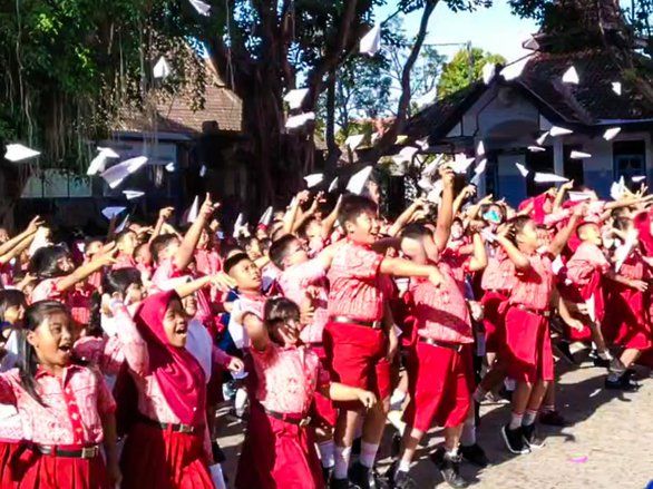 Terbangkan Pesawat Kertas, Cara Pelajar Ponorogo Kenang Habibie
