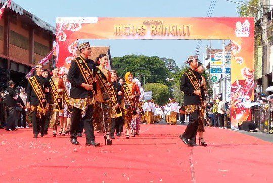 Ribuan Warga Padati Kirab Budaya Mojo Bangkit di Peringatan HUT ke-108 Kota Mojokerto