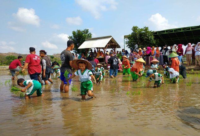 Siswa TK di Blitar Dikenalkan Cara Bercocok Tanam