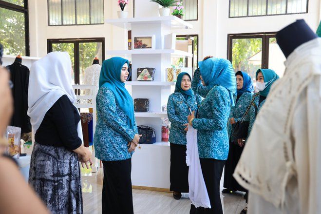 TP PKK se-Bakorwil V Jember Kunjungi Pusat Oleh-oleh Dekranasda Kota Probolinggo