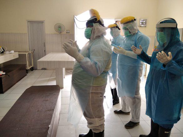 Di Balik Kisah Petugas "Pocong" Covid-19