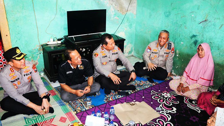 Kapolda Jatim Dengarkan Langsung Curhatan warga Desa Sukorejo Gresik