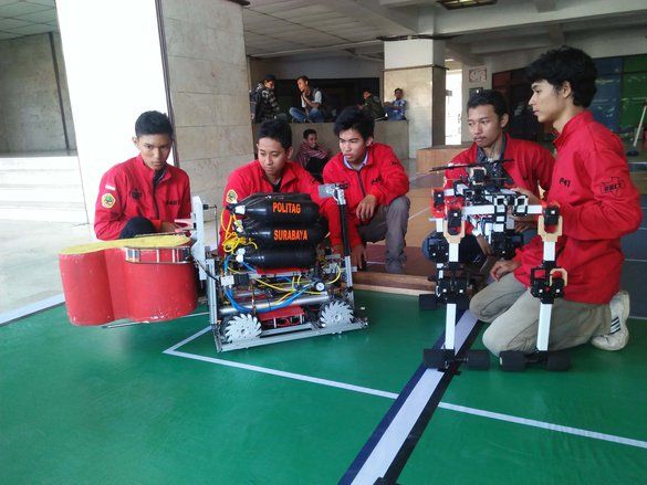 Robot Bikinan Mahasiswa Untag Surabaya Juara Kontes Robot Indonesia
