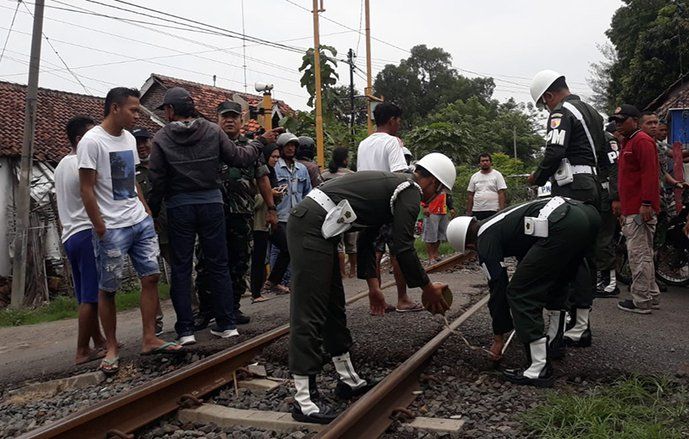 Anggota TNI Bersama Dua Anaknya Meninggal Disambar KA Tawang Alun di Probolinggo