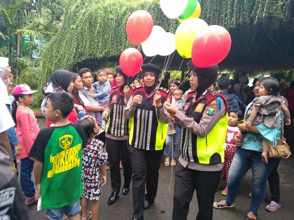 Libur Natal, Polwan Bagi-bagi Balon di KBS