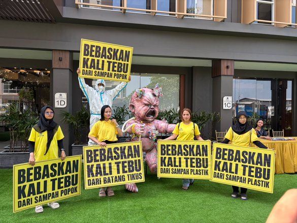 Bayi Raksasa Berselimut Popok Bekas Jadi Simbol Protes Pencemaran Kali Tebu Surabaya