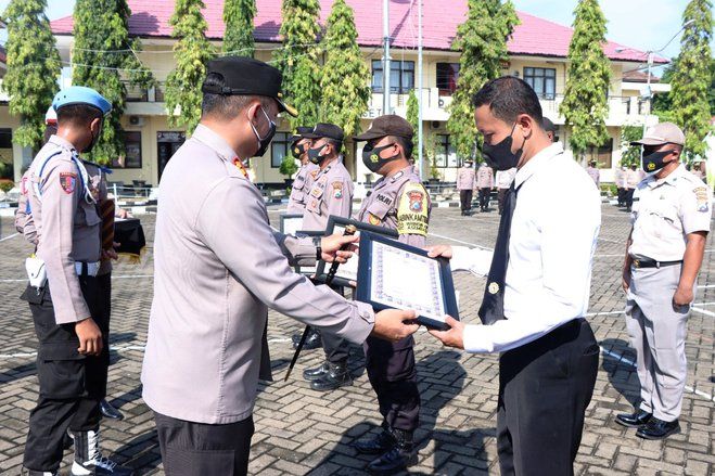 Edukasi Cegah Covid, Tujuh Personel Polres Situbondo Diberi Penghargaan