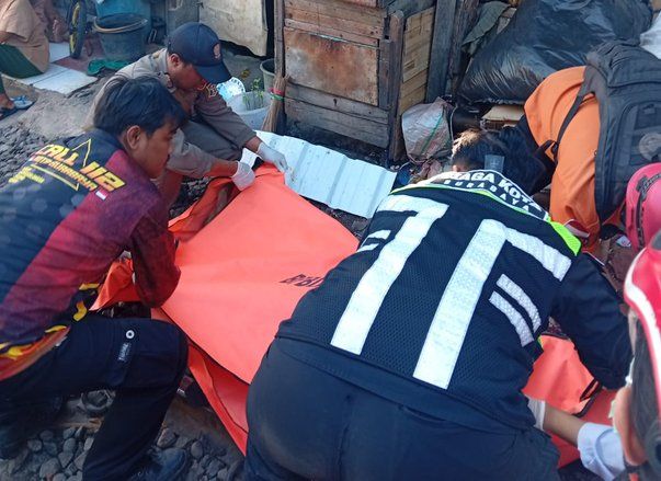 Pria Tanpa Identitas Meninggal Tertabrak Kereta Api di Surabaya