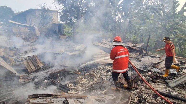 Warung Makan di Awang-awang Mojosari Ludes Terbakar