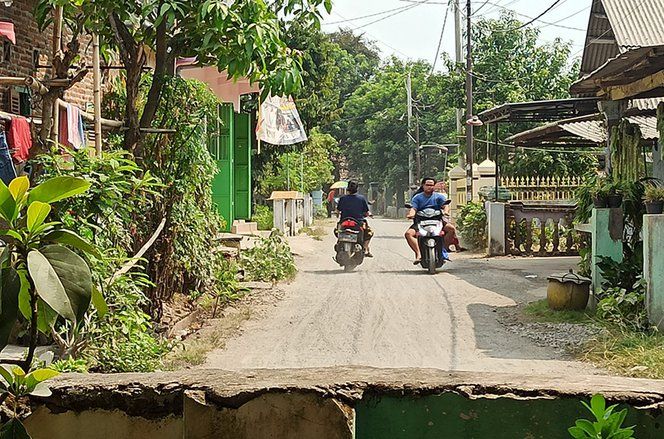 Warga Mancilan Jombang Keluhkan Debu dari Proyek Pengerjaan Lapen