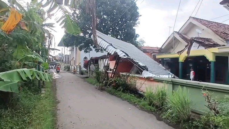 ‎Puting Beliung Terjang Probolinggo, Total Puluhan Rumah Warga Tercatat Rusak