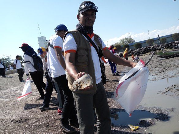 Bersihkan Laut Surabaya dari Sampah Berbahaya