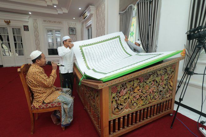 <strong>Khotmil Qur'an di Rumah Dinas Wali Kota Probolinggo, Gunakan Al-Qur'an Raksasa</strong>