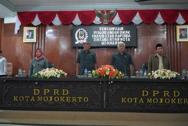 Walkot Mojokerto Ning Ita Hadiri Paripurna Penyampaian Raperda di DPRD