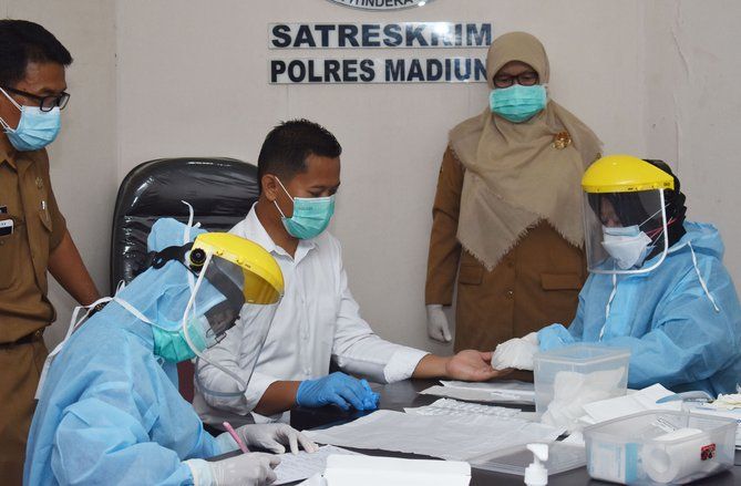 Rawan Tertular, Babinkamtibmas Polres Madiun Jalani Tes Cepat Covid-19
