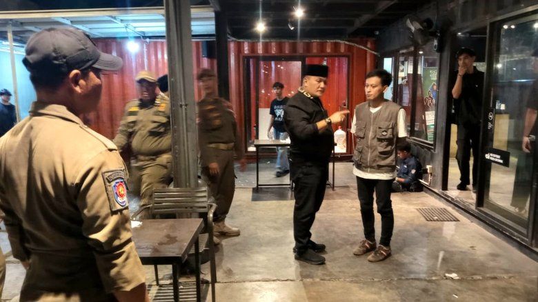 Jaga Ketertiban, Satpol PP Gresik Gelar Razia Kafe dan Tes Narkoba