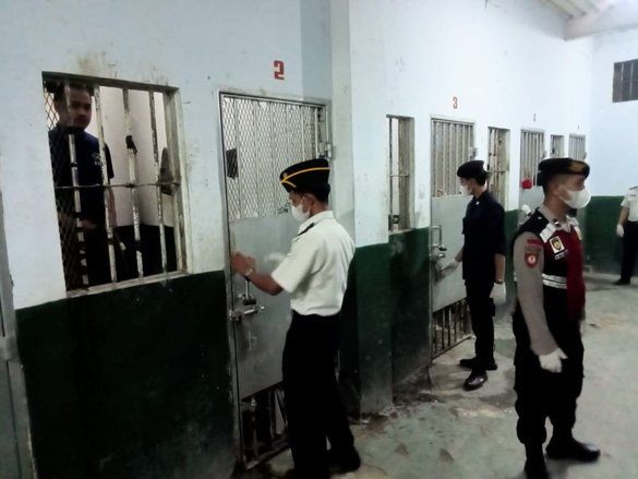 Razia Blok Hunian Lapas Pemuda Madiun, Petugas Sita Barang Terlarang