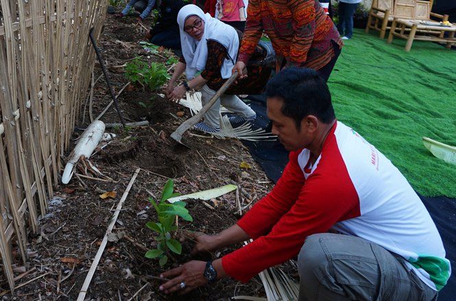 Komunitas Banyuwangi Berkebun Reboisasi dengan 1.000 Bibit Sawo Kecik