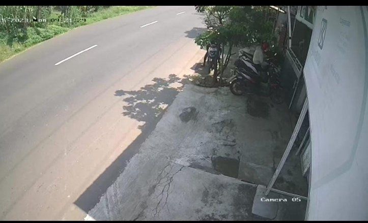 Tiga Pria Gondol Motor Wanita di Mojokerto, Aksinya Terekam CCTV