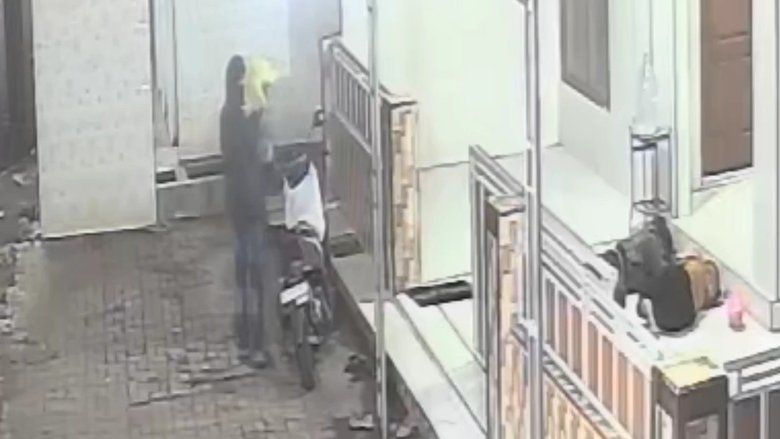 Terekam CCTV, Maling Motor Beraksi Santai di Masjid Probolinggo saat Korban Tertidur
