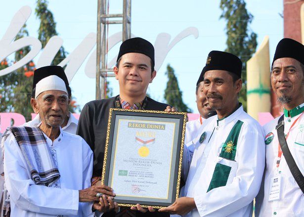 Ribuan Santri Besuki Catat Rekor Muri Makan 5.555 Nasi Karak